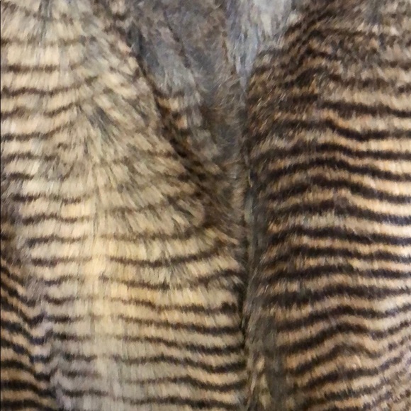 Sleeveless faux fur vest with front hook closure - Picture 3 of 5
